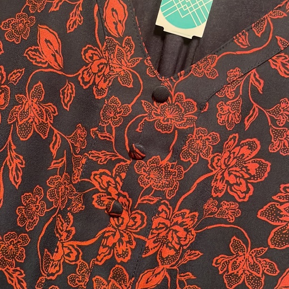 Two-toned blouse with super cute bow details on the sleeves. - Picture 4 of 5